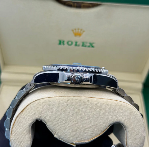 Rolex submariner silver with date dial